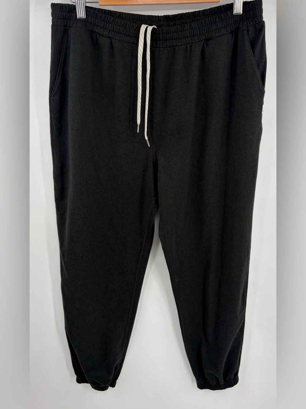 Vuori performance high rise black jogger women’s L athletic lounge training
